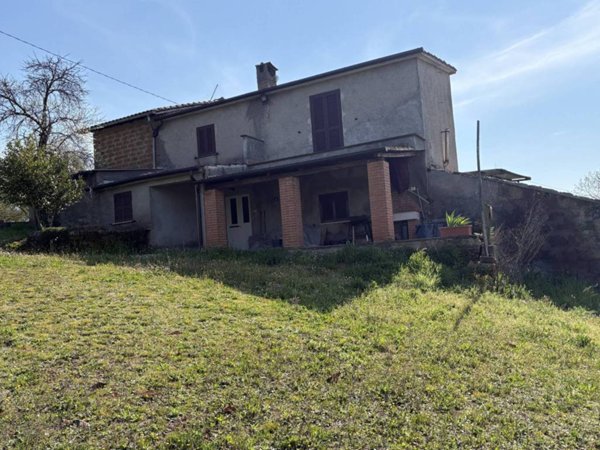 casa indipendente in vendita a Soriano nel Cimino