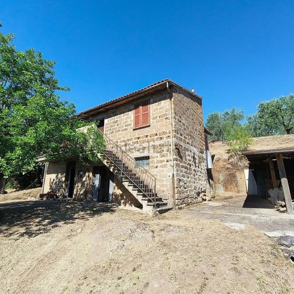 casa indipendente in vendita a Soriano nel Cimino in zona Sant'Eutizio