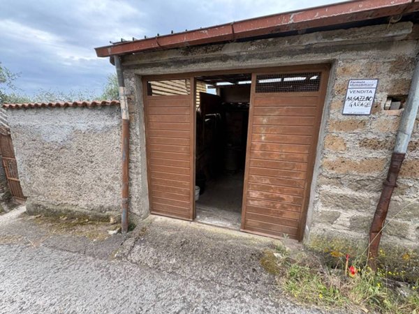 locale commerciale in vendita a Soriano nel Cimino in zona Chia