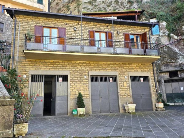 casa indipendente in vendita a Soriano nel Cimino