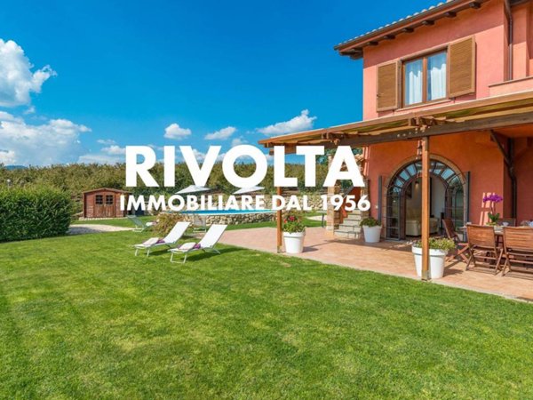 casa indipendente in vendita a Sutri