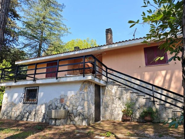casa indipendente in vendita a Sutri