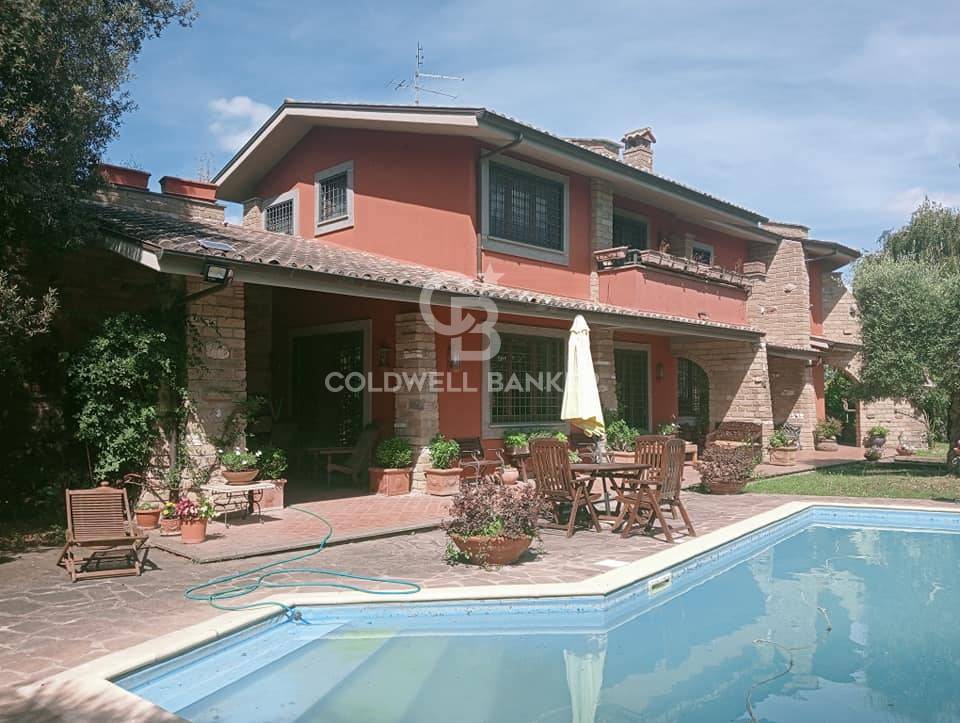 casa indipendente in vendita a Sutri