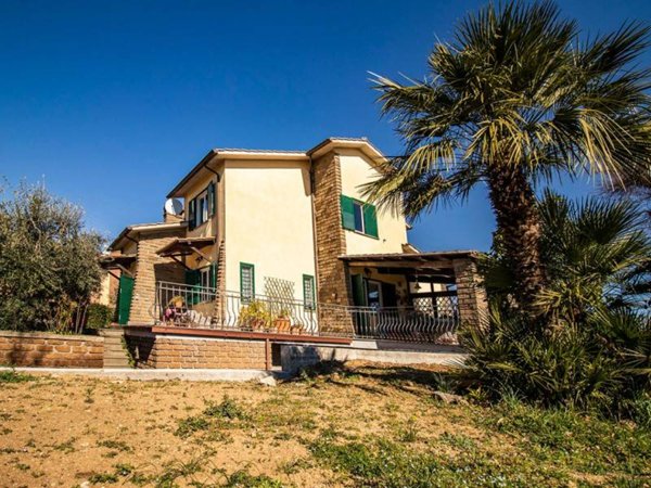 casa indipendente in vendita a Sutri