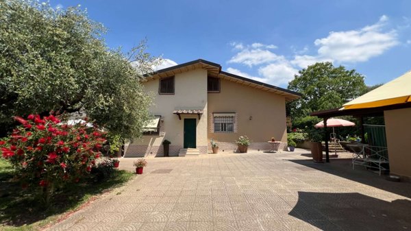 casa indipendente in vendita a Sutri