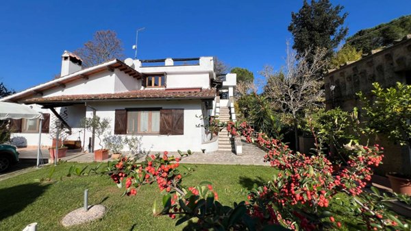 casa indipendente in vendita a Sutri