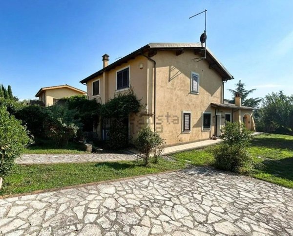 casa indipendente in vendita a Sutri