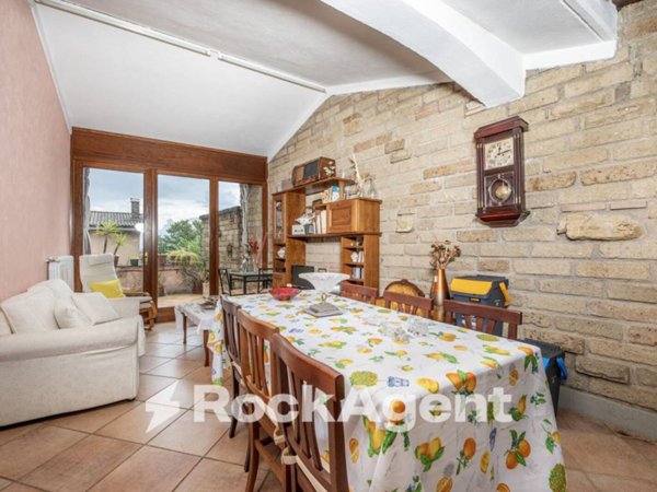 casa indipendente in vendita a Sutri