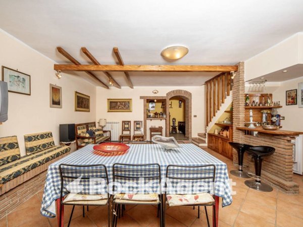 casa indipendente in vendita a Sutri
