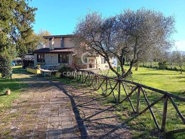 casa indipendente in vendita a Sutri