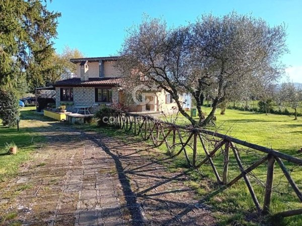 casa indipendente in vendita a Sutri