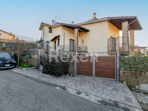 casa indipendente in vendita a Sutri