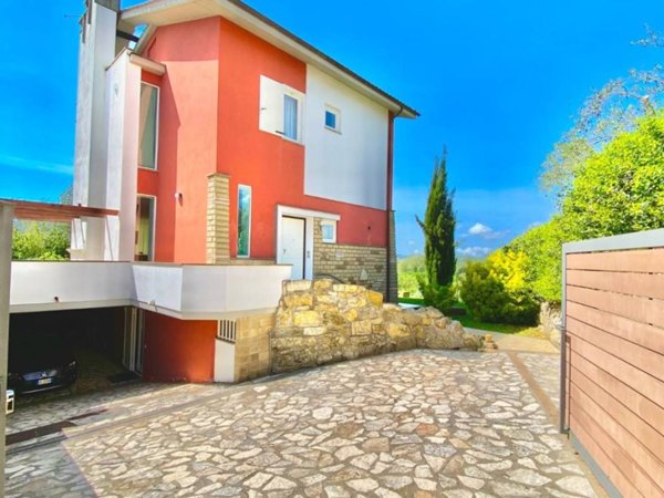 casa indipendente in vendita a Sutri