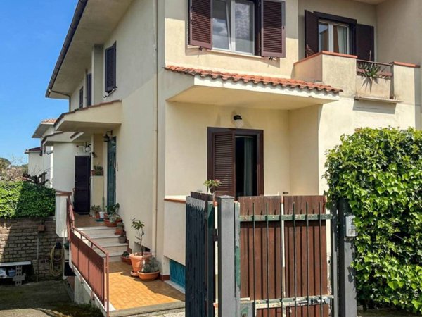 casa indipendente in vendita a Sutri
