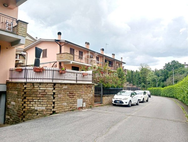 casa indipendente in vendita a Sutri