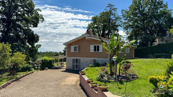 casa indipendente in vendita a Sutri