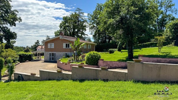 casa indipendente in vendita a Sutri