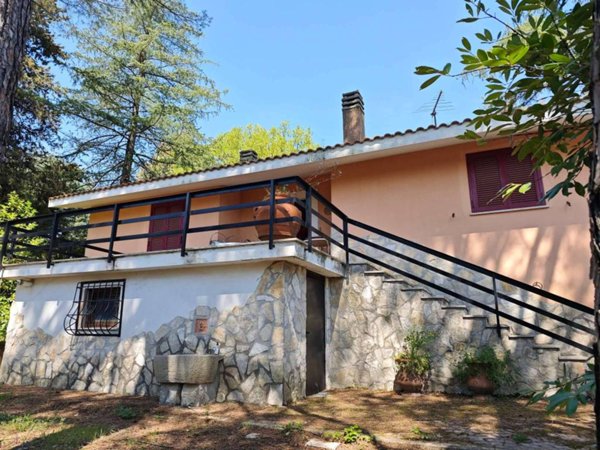 casa indipendente in vendita a Sutri