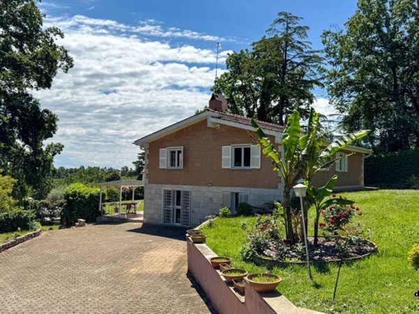 casa indipendente in vendita a Sutri