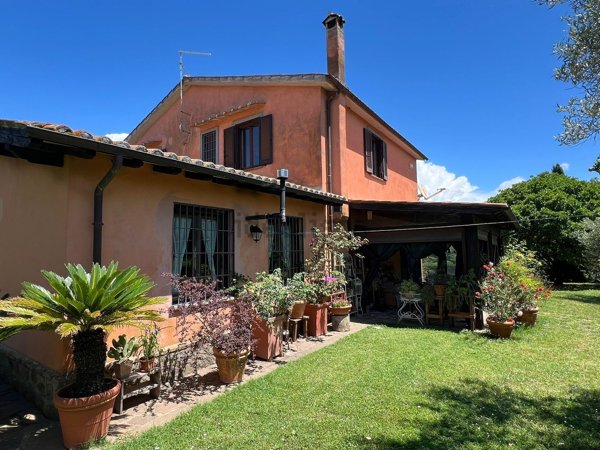 casa indipendente in vendita a Sutri