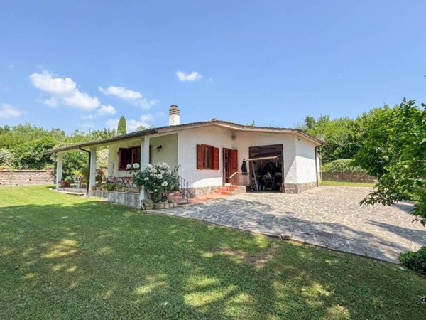 casa indipendente in vendita a Sutri