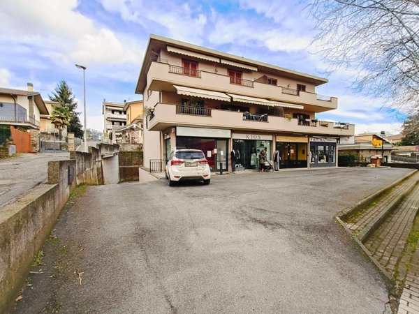 locale commerciale in vendita a Sutri
