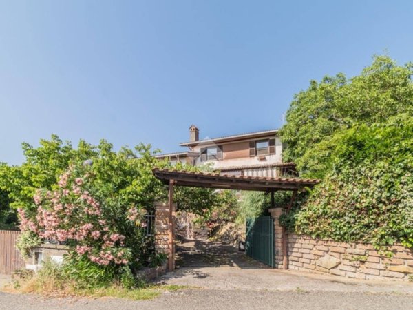 casa indipendente in vendita a Sutri