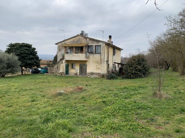 casa indipendente in vendita a Sutri