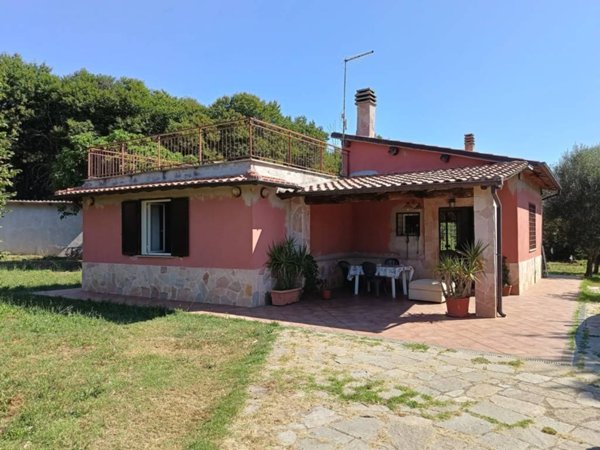 casa indipendente in vendita a Sutri