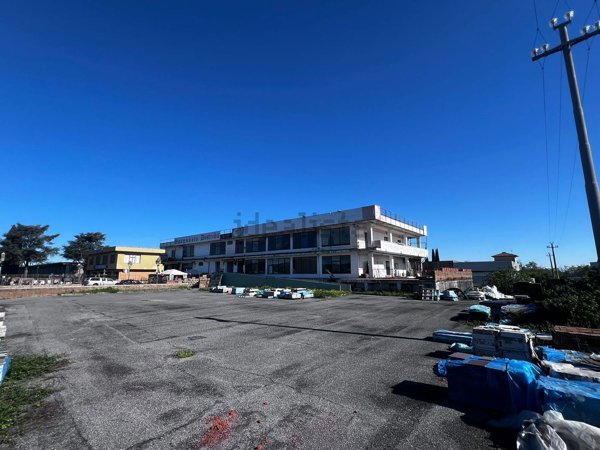 locale commerciale in vendita a Sutri