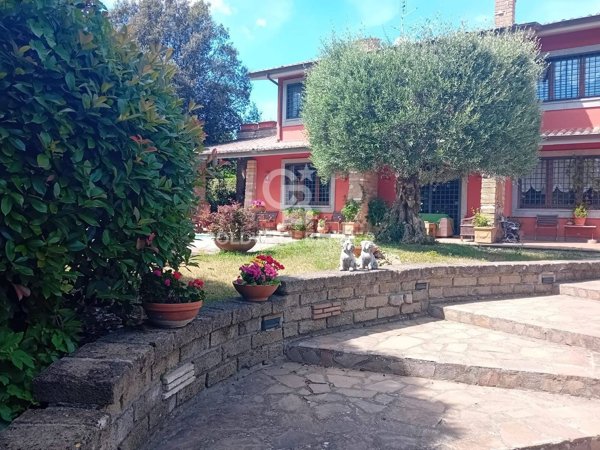 casa indipendente in vendita a Sutri