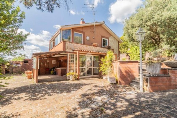 casa indipendente in vendita a Sutri