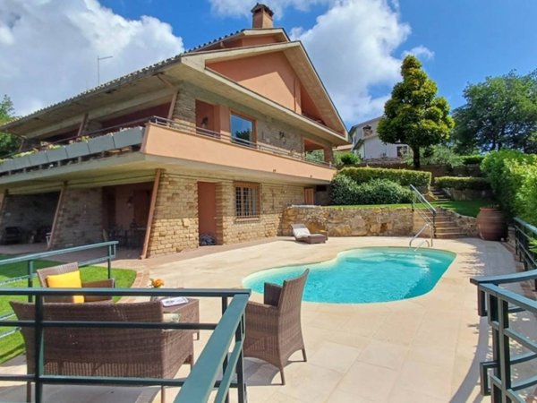 casa indipendente in vendita a Sutri