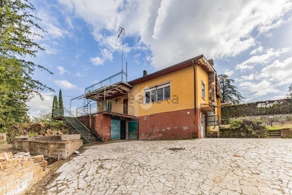 casa indipendente in vendita a Sutri