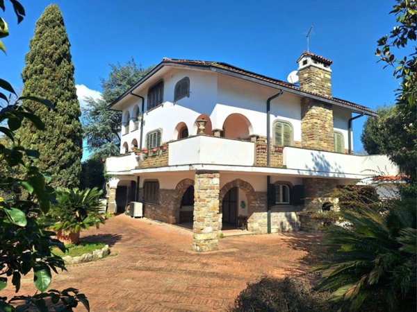 casa indipendente in vendita a Sutri