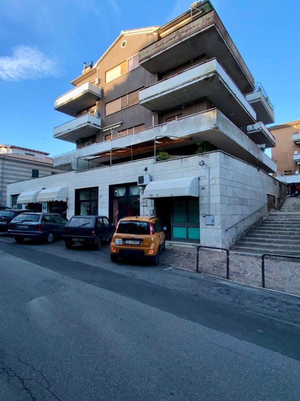 locale commerciale in vendita a Sutri