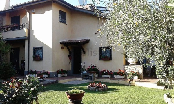 casa indipendente in vendita a Sutri