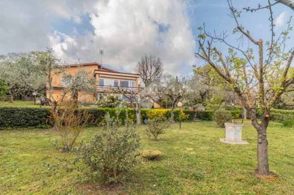 casa indipendente in vendita a Sutri