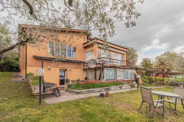 casa indipendente in vendita a Sutri