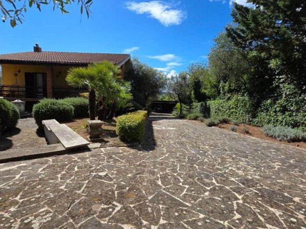 casa indipendente in vendita a Sutri