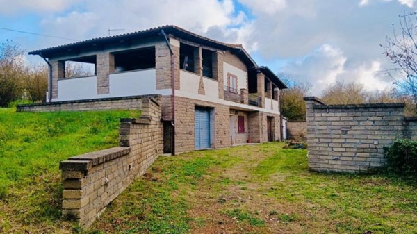 casa indipendente in vendita a Sutri