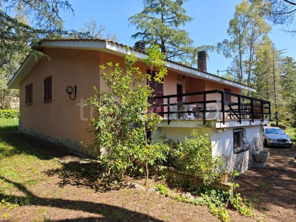 casa indipendente in vendita a Sutri