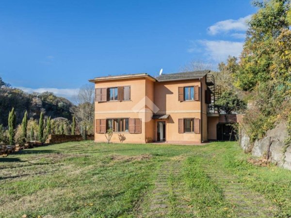casa indipendente in vendita a Sutri