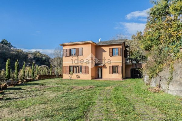 casa indipendente in vendita a Sutri