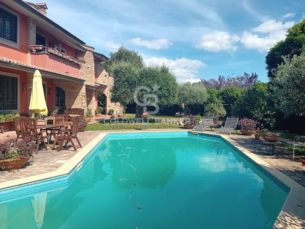 casa indipendente in vendita a Sutri