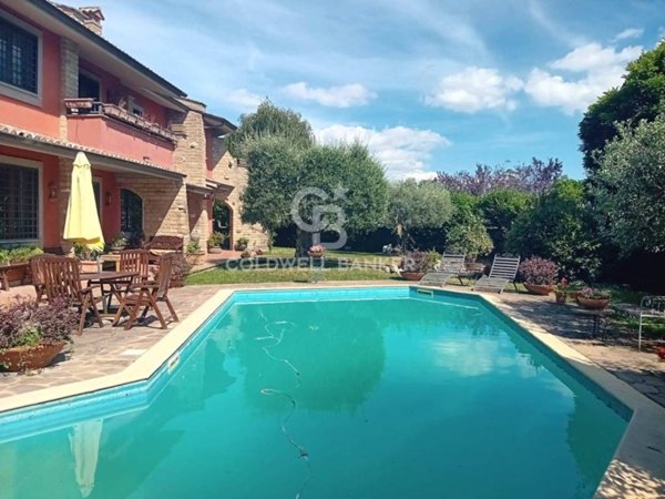 casa indipendente in vendita a Sutri