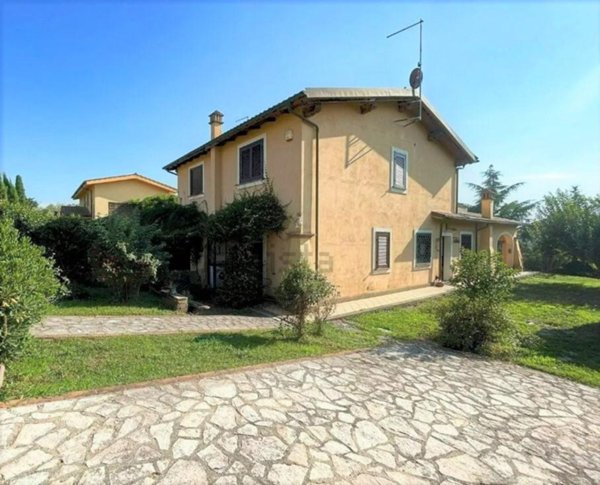 casa indipendente in vendita a Sutri