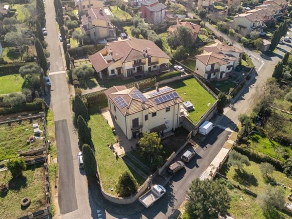 casa indipendente in vendita a Sutri