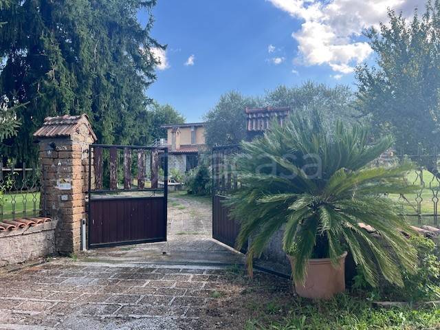 casa indipendente in vendita a Sutri