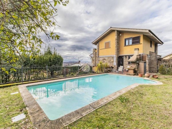 casa indipendente in vendita a Sutri